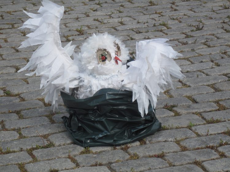 Eule in Plastiktüte